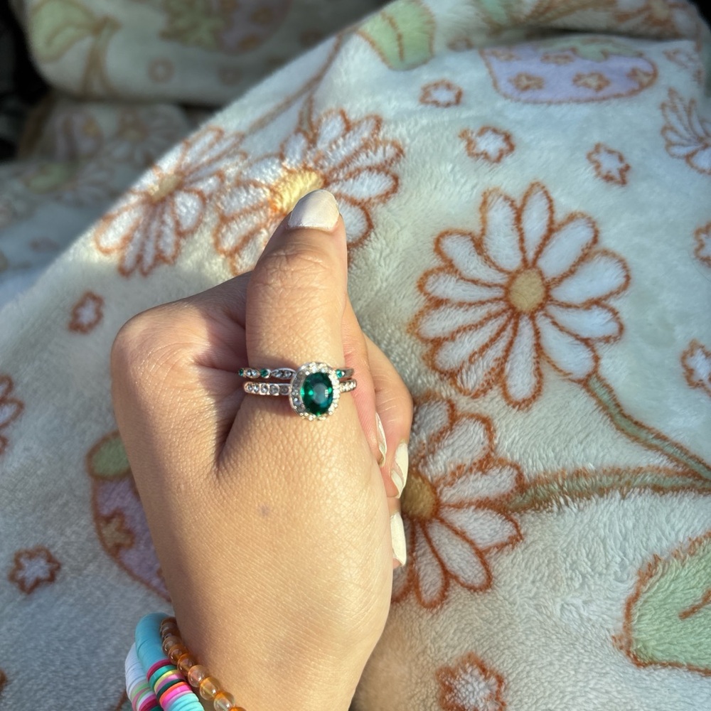 Elegant Silver and Green Gemstone Ring